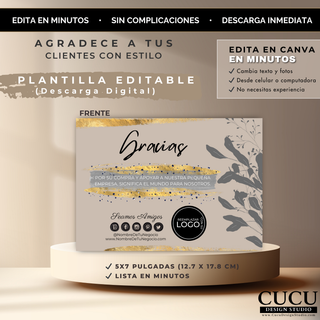 Mockup de tarjeta de agradecimiento editable en Canva colocado sobre pedestal beige elegante. Diseño moderno para pequeños negocios con colores neutros, detalles dorados y espacio para personalizar logo y redes sociales. Descarga digital instantánea tamaño 5x7 pulgadas. / Editable Canva thank you card mockup displayed on an elegant beige pedestal. Modern small business design with neutral colors, gold details, and customizable logo and social media space. Instant digital download in 5x7 size.