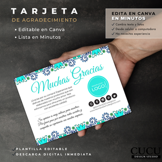 Mockup de una mano sosteniendo una tarjeta de agradecimiento editable en Canva con diseño floral turquesa y azul. La tarjeta incluye el texto “Muchas Gracias”, espacio para logo y redes sociales. El fondo oscuro resalta el diseño elegante y profesional ideal para pequeños negocios y emprendimientos. / Mockup of a hand holding an editable Canva thank you card template featuring a turquoise and blue floral design. The card includes the text “Muchas Gracias,” logo placement, and social media icons. 