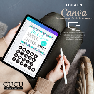 Imagen de una persona utilizando una tablet para editar una plantilla de tarjeta de agradecimiento en Canva. En la pantalla se observa el diseño floral turquesa con espacio para logo e iconos de redes sociales. La imagen destaca la facilidad de edición desde computadora, celular o tablet.