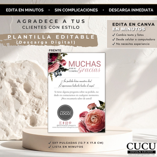 Plantilla editable de tarjeta de agradecimiento floral presentada sobre pedestal beige, diseño elegante y minimalista para negocios pequeños, tamaño 5x7 pulgadas con descarga digital inmediata. / Editable floral thank you card template displayed on a beige pedestal, elegant and minimalist design for small businesses, 5x7 inch size with instant digital download.