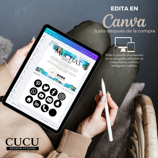 Persona utilizando una tablet para editar una tarjeta de agradecimiento en Canva. La pantalla muestra una plantilla editable con diseño turquesa y dorado junto con iconos de redes sociales incluidos para personalizar fácilmente desde cualquier dispositivo. / Person using a tablet to edit a thank you card in Canva. The screen displays an editable turquoise and gold template along with included social media icons for easy customization from any device.