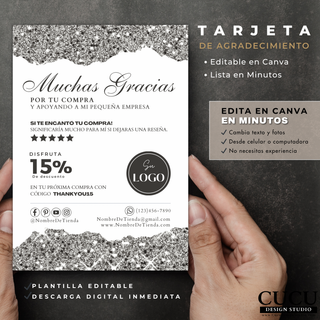 Manos sosteniendo tarjeta de agradecimiento plateada con diseño glitter, mostrando plantilla editable en Canva para negocios pequeños. La imagen destaca el uso real del producto, incluyendo mensaje de agradecimiento, descuento y espacio para logo. / Hands holding a silver glitter thank you card, showcasing an editable Canva template for small businesses. The image highlights real-life use with thank you message, discount offer, and logo placement.