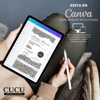 Persona utilizando una tablet para editar plantilla de tarjeta de agradecimiento en Canva. Diseño plateado con glitter visible en pantalla, mostrando facilidad de edición desde cualquier dispositivo. / Person using a tablet to edit a thank you card template in Canva. Silver glitter design visible on screen, highlighting easy customization from any device.