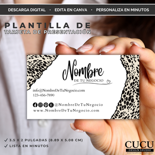 Mockup de tarjeta de presentación editable sostenida en la mano para mostrar el tamaño real de impresión. Diseño elegante con patrón animal print y espacio para personalizar información de negocio, redes sociales y logo. Ideal para branding profesional y negocios modernos.