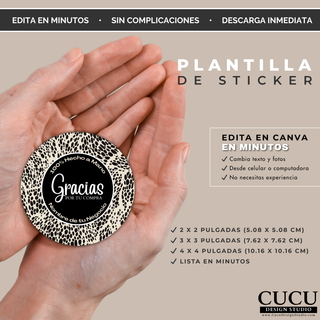 Vista previa de sticker de agradecimiento editable sostenido en la mano con diseño animal print moderno. Ideal para personalizar empaques de negocios pequeños, productos handmade y cajas de envío. Diseño elegante editable en Canva.