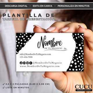 ES: Mujer sosteniendo una tarjeta de presentación editable con diseño elegante en blanco y negro. La plantilla incluye espacio para nombre del negocio, redes sociales y datos de contacto editables en Canva.

EN: Woman holding an editable business card featuring an elegant black-and-white design. The template includes customizable business name, social media icons, and contact details editable in Canva.