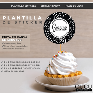 ES: Plantilla editable de sticker circular para pequeños negocios colocada sobre un cupcake. Diseño moderno en blanco y negro con mensaje “Gracias por tu compra” personalizable en Canva.

EN: Editable round sticker template for small businesses displayed on a cupcake. Modern black-and-white design featuring a customizable “Thank you for your purchase” message editable in Canva.