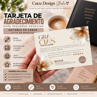 Tarjeta de agradecimiento para clientes de pequeños negocios mostrada en una mano como ejemplo de presentación. La plantilla es editable en Canva y presenta un diseño floral elegante en tonos crema, beige y dorado, con mensaje de agradecimiento, información de contacto, redes sociales, sitio web, logotipo y estrellas para solicitar una reseña. Incluye tamaños de 5 x 7 y 4 x 6 pulgadas y está diseñada para personalizar e imprimir fácilmente.