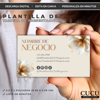 Mockup de tarjeta de presentación floral sostenida en la mano. Diseño elegante con flores blancas, tipografía sofisticada y colores neutros ideal para negocios femeninos y marcas de lujo. Editable en Canva y listo para personalizar. / Floral business card mockup held in hand. Elegant design with white flowers, sophisticated typography, and neutral colors ideal for feminine businesses and luxury brands. Editable in Canva and ready to customize.
