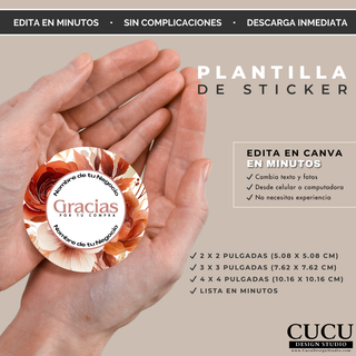 Sticker floral editable en Canva sostenido en una mano. Diseño elegante para etiquetas de empaque y branding de negocios pequeños. / Floral editable Canva sticker held in a hand. Elegant design for packaging labels and small business branding.