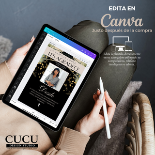 Persona sentada sosteniendo una tablet mientras edita una plantilla de tarjeta de agradecimiento funeraria en Canva, utilizando un lápiz digital, mostrando un diseño elegante en tonos negro, beige y dorado con fotografía central y tipografía sofisticada; la escena transmite facilidad de uso y accesibilidad, destacando que la plantilla es editable desde celular, computadora o tablet justo después de la compra, ideal para personalizar rápidamente un homenaje con estilo profesional