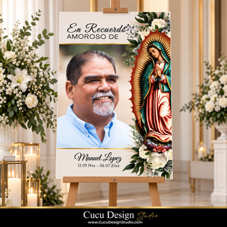 Una impresión o lienzo conmemorativo exhibido sobre un caballete de madera en un elegante entorno interior. La obra presenta el retrato de un hombre sonriente a la izquierda y una imagen religiosa de Nuestra Señora de Guadalupe a la derecha, junto con el texto en español «En Recuerdo Amoroso De», el nombre «Manuel Lopez» y las fechas correspondientes.