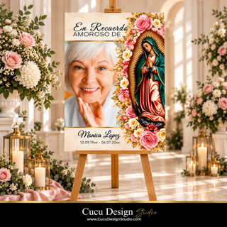 Póster memorial de Virgen de Guadalupe presentado sobre un caballete, con fotografía, nombre y fechas personalizables, rodeado de arreglos florales y velas.