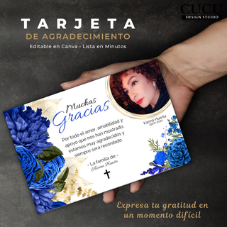 Tarjeta de agradecimiento sostenida en mano mostrando diseño moderno con flores azules y foto personalizada / Funeral thank you card held in hand showing modern blue floral design with personalized photo