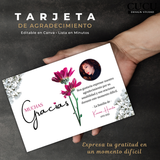 Tarjeta de agradecimiento  sostenida en mano mostrando diseño elegante y personalizable / funeral thank you card held in hand showing elegant customizable design