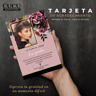 Tarjeta de agradecimiento funeral en mano mostrando tamaño real, diseño elegante en tonos rosados y dorados. / Funeral thank you card held in hand showing real size, elegant pink and gold design.