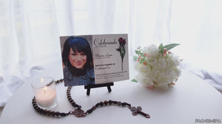 Invitación de funeral elegante en español con foto personalizada, diseño Canva editable 5x7 con vela, rosario y flores blancas, estilo religioso católico, descarga digital inmediata, fácil de editar e imprimir en casa para homenajes con amor / Elegant Spanish funeral invitation with photo, editable Canva template 5x7 featuring candle, rosary and white flowers, Catholic memorial design, instant download, easy to customize and print at home for meaningful tribute