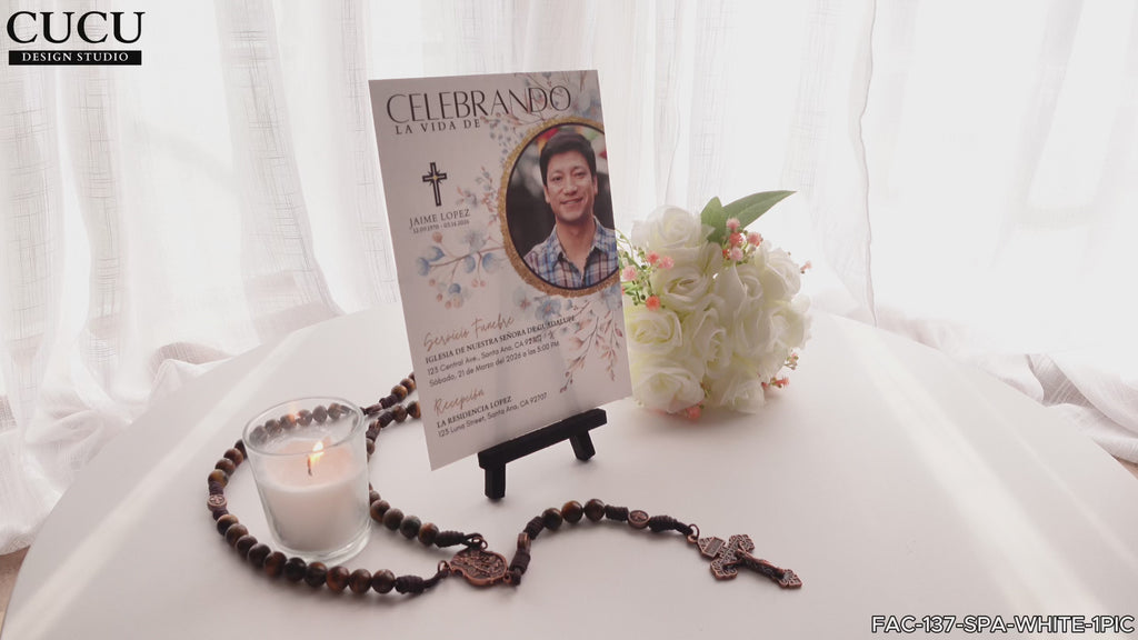 Invitación de funeral en español exhibida en mesa con vela, rosario y flores blancas, diseño “Celebrando la vida” con foto y detalles del servicio, plantilla editable en Canva, descarga digital fácil / Spanish funeral invitation displayed on table with candle, rosary and white flowers, “Celebrating life” design with photo and service details, editable Canva template, easy digital download