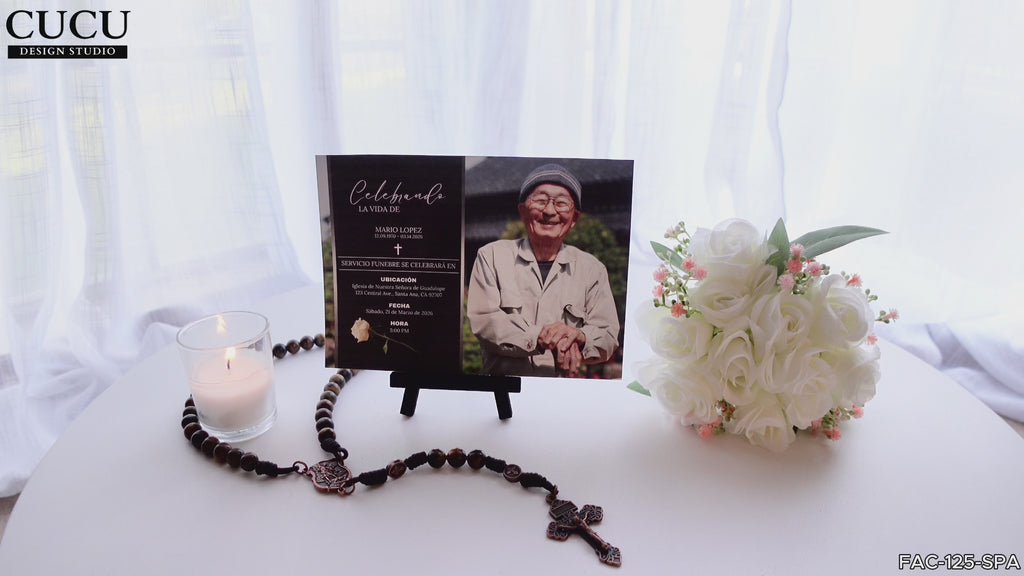 Invitación de funeral elegante negro con foto de persona mayor sobre mesa con vela encendida, rosario y flores blancas, plantilla editable en Canva en español para memorial / Elegant black funeral invitation with elderly portrait displayed on table with lit candle, rosary and white flowers, Spanish editable Canva memorial template