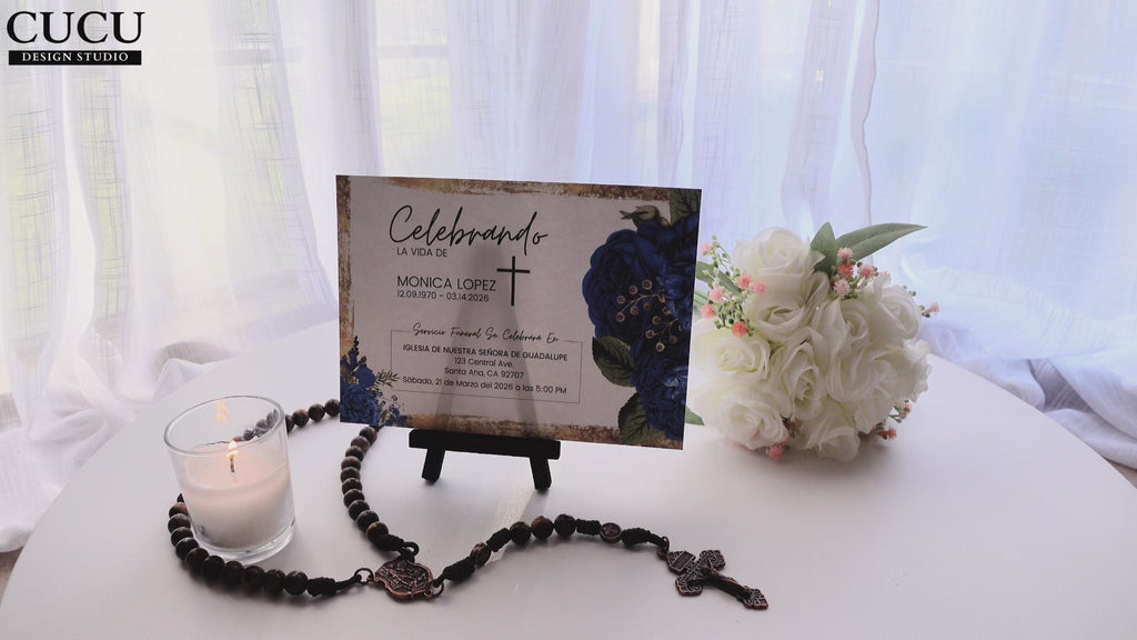 Tarjeta de funeral presentada sobre mesa con vela encendida, rosario y flores blancas, diseño elegante en azul y dorado mostrado en caballete, plantilla editable en Canva fácil de usar, descarga inmediata perfecta para crear un homenaje significativo sin experiencia / Funeral card displayed on table with lit candle, rosary and white flowers, elegant blue and gold design shown on stand, editable Canva template easy to use with instant download, perfect for creating a meaningful tribute with no experience