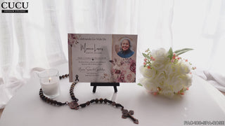 Plantilla de invitación de funeral editable en Canva con flores rosadas elegantes, vela y rosario, diseño en español listo para personalizar en minutos / Editable funeral invitation Canva template with elegant pink floral design, candle and rosary, Spanish template instant download easy to customize