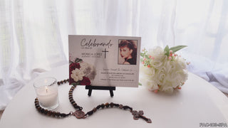 Invitación de funeral en español con diseño floral elegante en tonos rojo, blanco y verde, mostrada sobre mesa con vela y rosario, incluye foto personalizable y texto editable en Canva, ideal para crear un homenaje digno y significativo en minutos / Spanish funeral invitation with elegant floral design in red, white and green tones, displayed on table with candle and rosary, includes customizable photo and editable text in Canva, perfect for creating a meaningful memorial in minutes