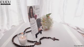 Invitación de funeral impresa en maqueta elegante con vela encendida, rosario y flores blancas, diseño con collage de fotos y rosa roja que transmite paz, amor y recuerdo, ideal para homenajes en español, imprimible o digital / Funeral invitation mockup displayed with candle, rosary and white flowers, photo collage design with red rose creating a peaceful and loving tribute, perfect for Spanish memorial services, printable or digital use