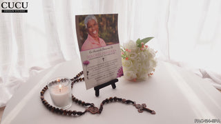 Invitación de funeral editable en Canva en español con diseño elegante, incluye foto, flores blancas, vela encendida y rosario, ideal para homenaje religioso y memorial personalizado / Editable Spanish funeral invitation Canva template with elegant design, includes photo, white flowers, lit candle and rosary, perfect for religious tribute and personalized memorial