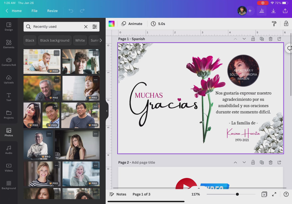 Plantilla de tarjeta de agradecimiento funeral editable en Canva con diseño moderno, flores rosadas, texto “Muchas Gracias” y espacio para foto personalizada / Editable funeral thank you card Canva template with modern design, pink flowers, “Muchas Gracias” text and customizable photo space