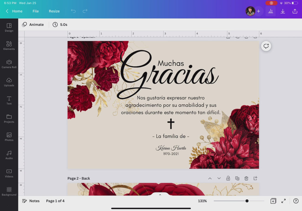 Tarjeta de agradecimiento funeraria elegante con flores rojas y detalles dorados sobre fondo beige, diseño editable en Canva con mensaje de gratitud y cruz religiosa / Elegant funeral thank you card with red flowers and gold accents on beige background, editable Canva template with gratitude message and religious cross