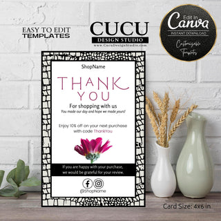 editable Canva thank you card featuring elegant pink typography, floral artwork, customer appreciation message, review request, and social media information.

ES: Tarjeta de agradecimiento editable en Canva con elegante tipografía rosa, diseño floral, mensaje de agradecimiento al cliente, solicitud de reseña e información de redes sociales.