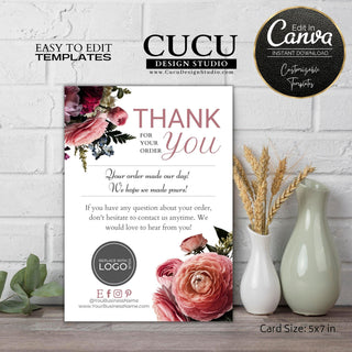 Editable Canva thank you card with romantic pink floral arrangements, feminine design, customer appreciation message, and customizable branding elements.

ES: Tarjeta de agradecimiento editable en Canva con arreglos florales románticos en tonos rosados, diseño femenino, mensaje de agradecimiento al cliente y elementos de marca personalizables.
