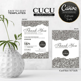 Double-sided silver glitter thank you card template featuring sparkling silver accents, elegant typography, editable logo space, discount code section, social media icons, and customizable Canva design for small businesses.

ES: Plantilla de tarjeta de agradecimiento de doble cara con brillo plateado, detalles brillantes elegantes, tipografía sofisticada, espacio editable para logotipo, sección para código de descuento, iconos de redes sociales y diseño personalizable en Canva para pequeños negocios.