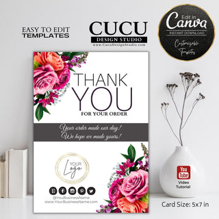 Pink rose thank you card template for small businesses featuring vibrant floral arrangements, customizable logo space, social media icons, and an editable Canva design in a 5x7-inch format.

ES: Plantilla de tarjeta de agradecimiento con rosas rosas para pequeños negocios, con arreglos florales vibrantes, espacio personalizable para logotipo, iconos de redes sociales y diseño editable en Canva en formato de 5x7 pulgadas.