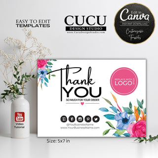 Pink floral thank you card template featuring watercolor flowers, botanical accents, customizable logo space, social media icons, and an editable Canva design for small businesses.

ES: Plantilla de tarjeta de agradecimiento floral rosa con flores en acuarela, detalles botánicos, espacio personalizable para logotipo, iconos de redes sociales y diseño editable en Canva para pequeños negocios.